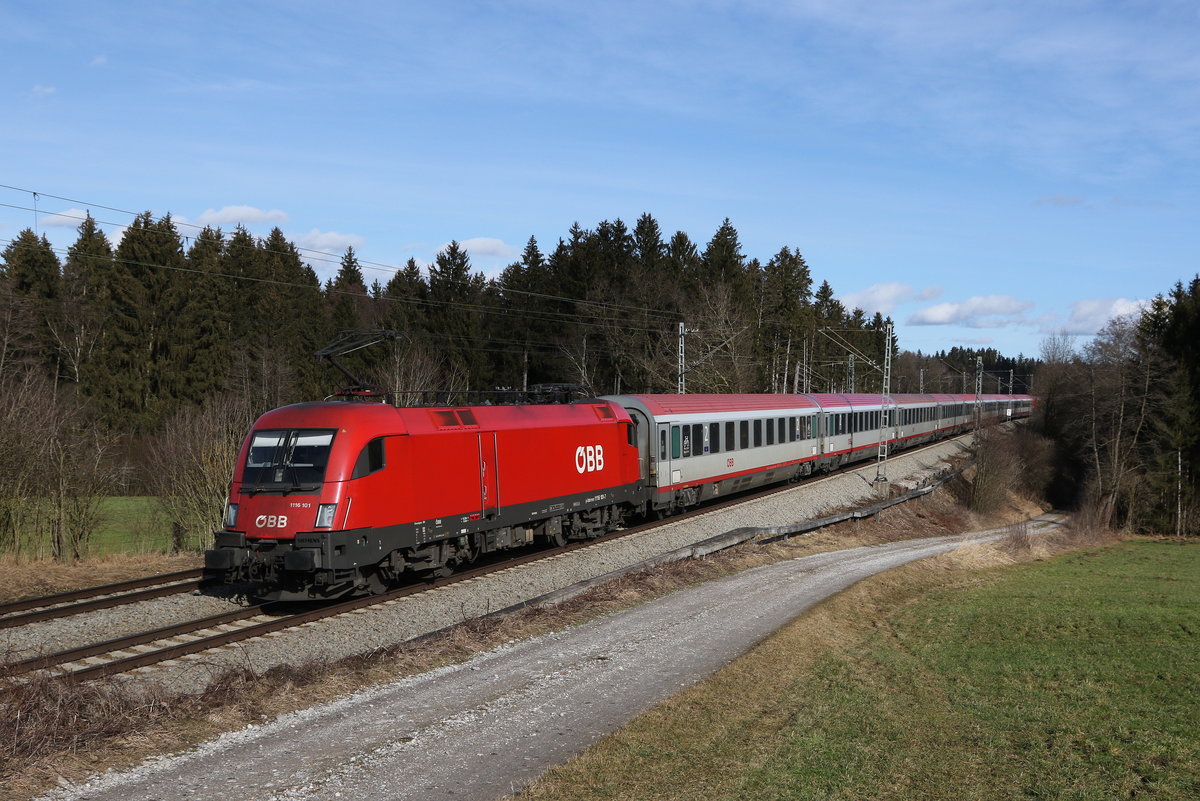 1116 101 war am 4. Februar 2021 schiebend an einem  EC  bei Grabenst�tt in Richtung Salzburg unterwegs.
