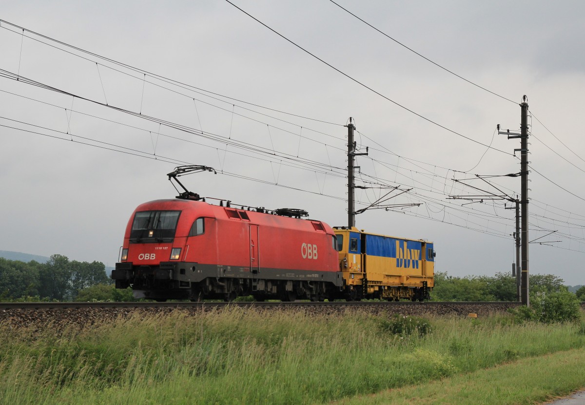1116 127-2 mit einem Dienstfahrzeug am 29. Mai 2014 bei Gro�sierning.