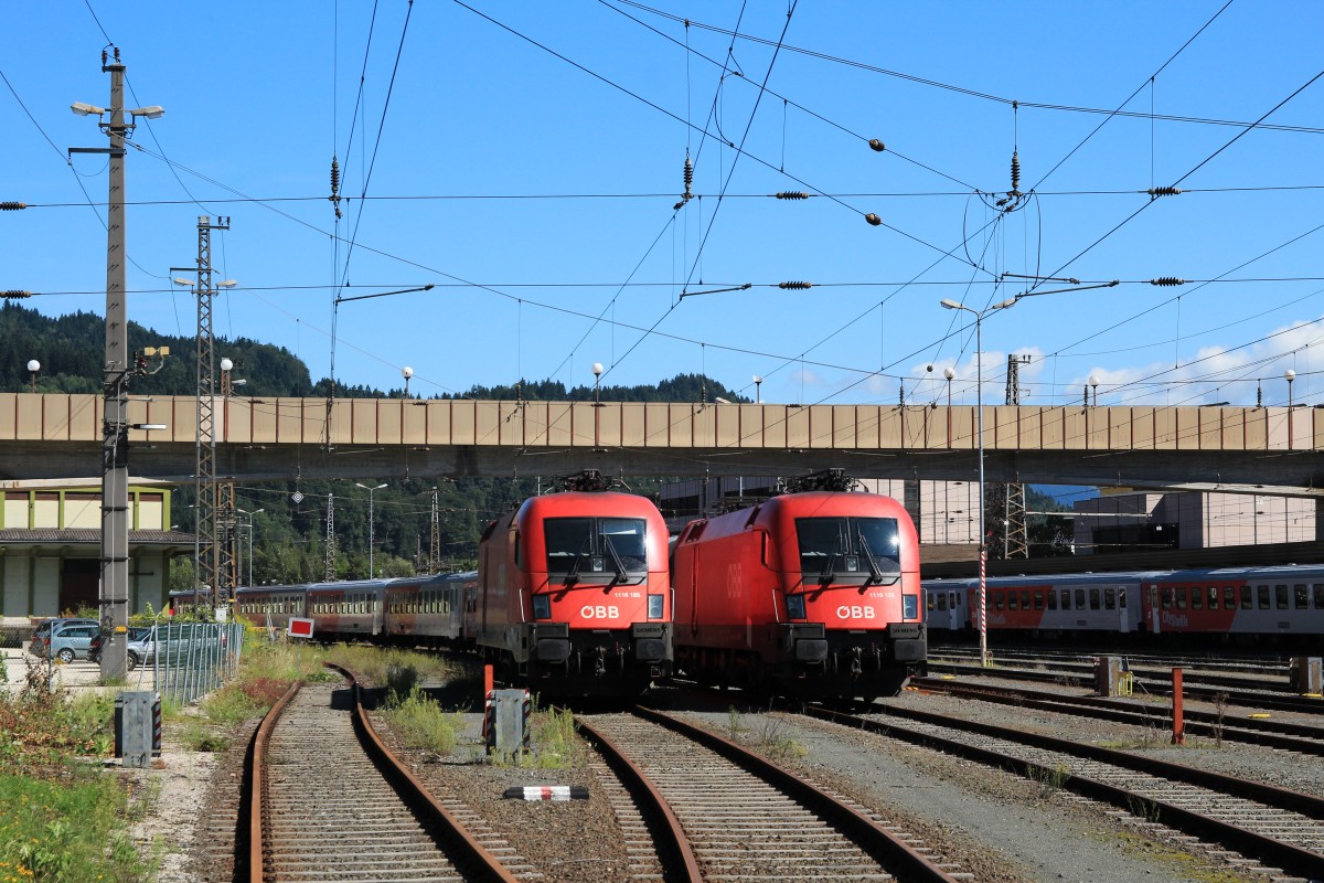 1116 128-8 und 1116 185 warten am 17. August 2014 im Bahnhof von Kufstein/Tirol auf ihren n�chsten Einsatz.