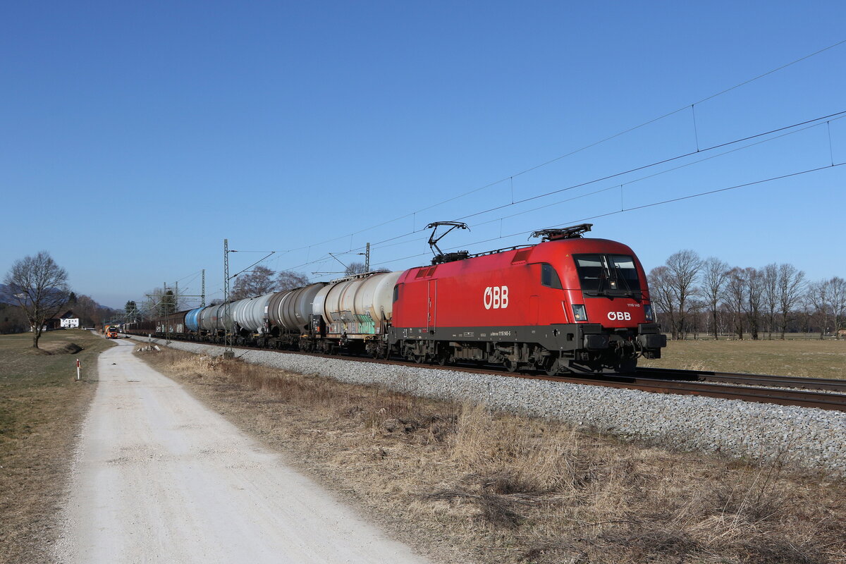 1116 140 mit einem gemischten G�terzug auf dem Weg nach Freilassing am 9. M�rz 2022 bei �bersee am Chiemsee.
