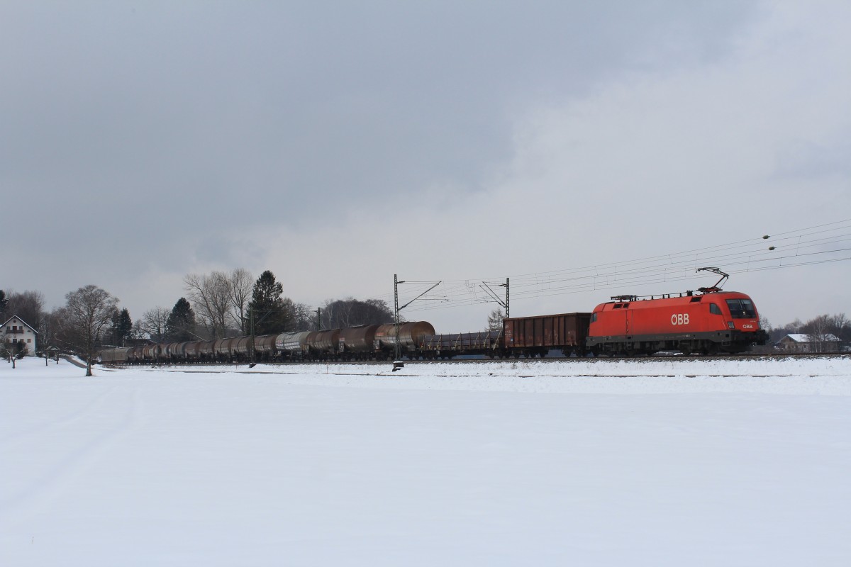 1116 146-2 war am 16. Februar 2013 mit einem gemischten G�terzug bei �bersee in Richtung Salzburg unterwegs.