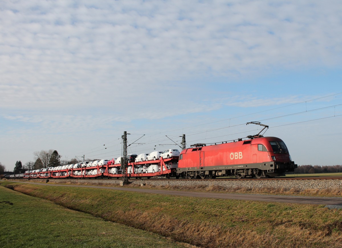 1116 147-9 mit einem Autozug am 19. Dezember 2015 bei �bersee am Chiemsee.