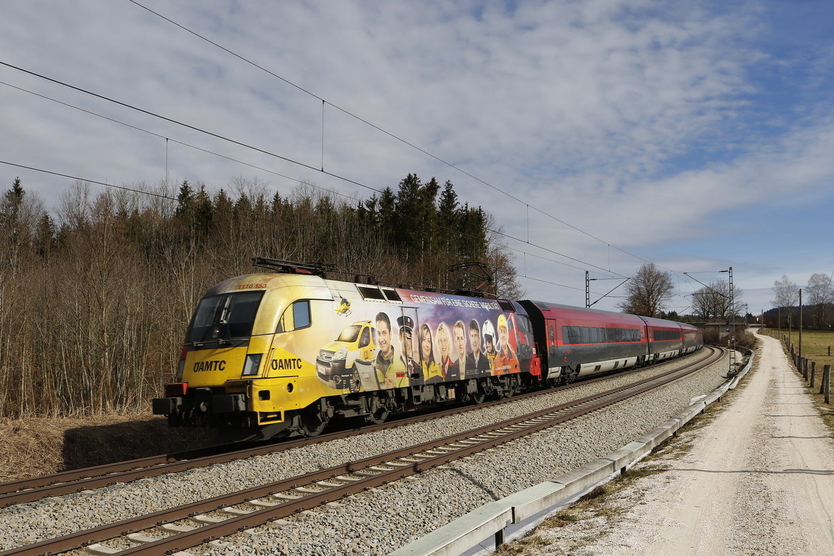 1116 153 der  �AMTC -Taurus mit einer  Railjet-Garnitur  aus Salzburg kommend am 3. M�rz 2019 bei Grabenst�tt.