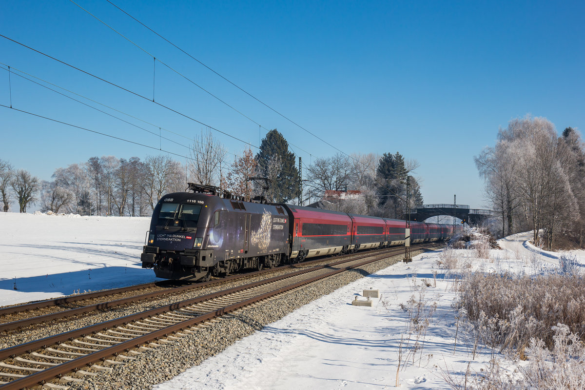 1116 158  Licht ins Dunkel  mit einer Railjet-Garnitur am 29. Januar 2017 bei �bersee am Chiemsee.