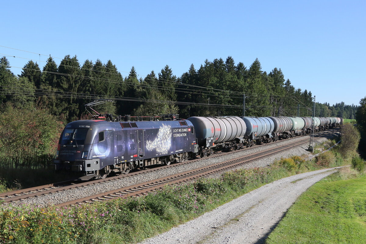 1116 158  Licht ins Dunkel  mit einem Kesselwagenzug aus Salzburg kommend am 25. September 2021 bei Grabenst�tt im Chiemgau.