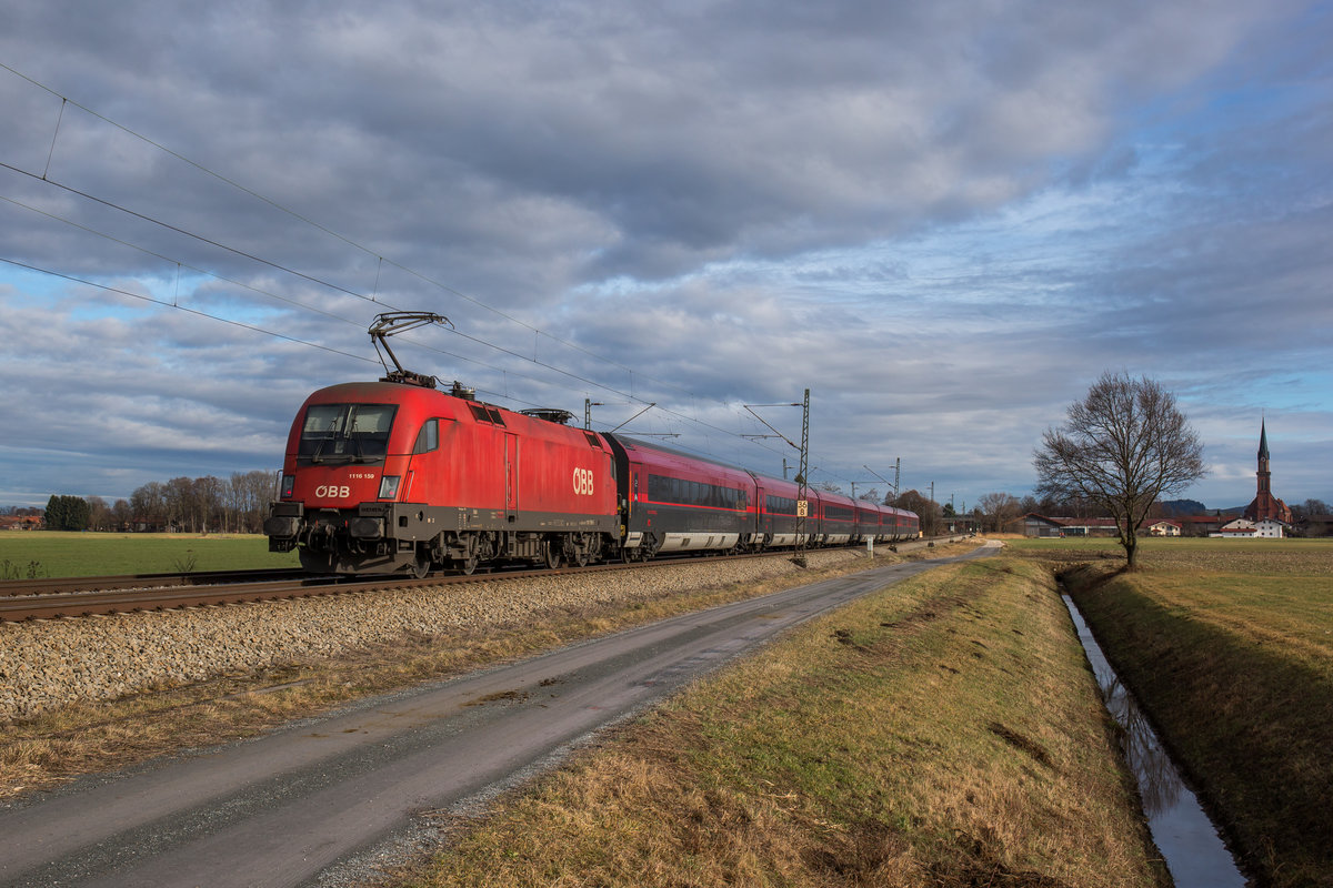 1116 159 schiebt eine Railjet-Garnitur am 26. Dezember 2016 bei �bersee am Chiemsee in Richtung Salzburg.