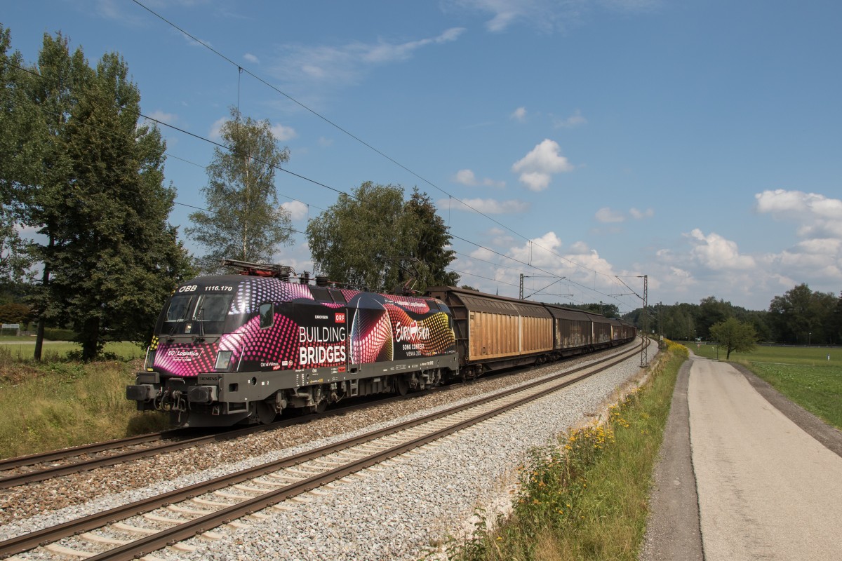 1116 170  Building Bridges  mit einem G�terzug am 18. August 2015 bei Baierbach.