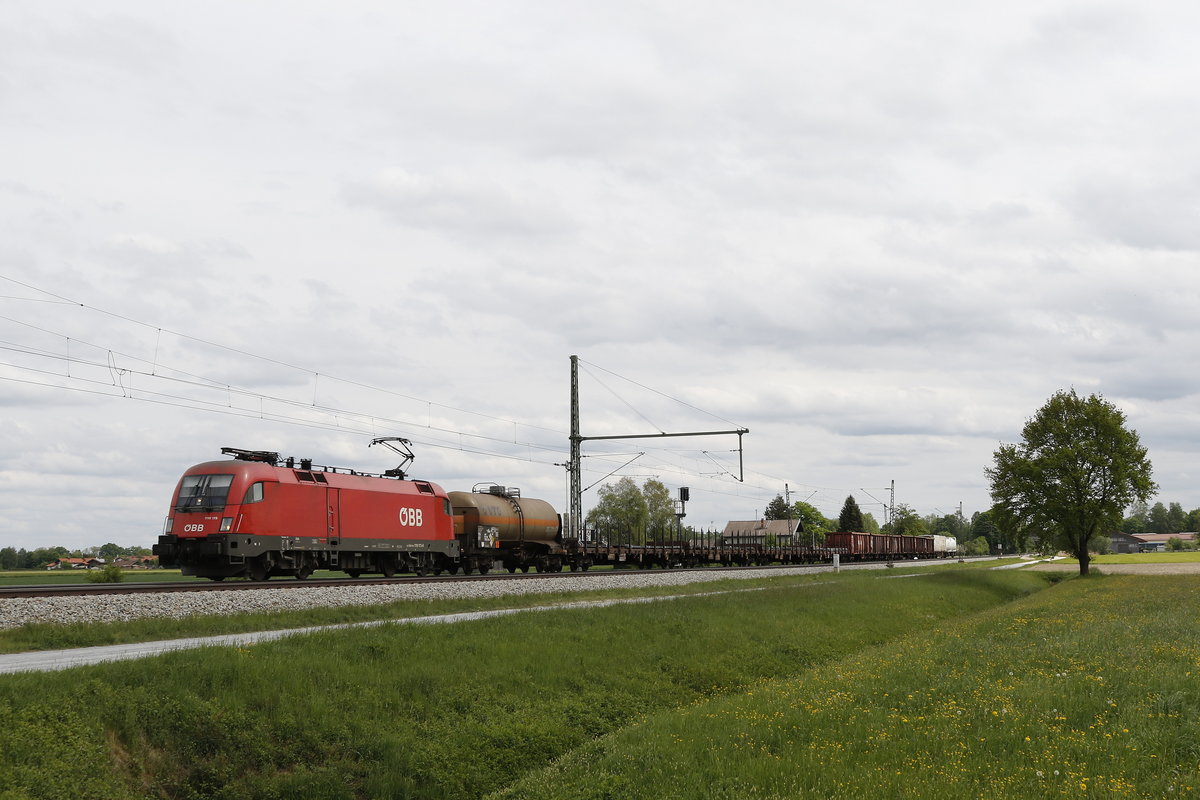 1116 173 mit einem gemischten G�terzug aus Salzburg kommend am 1. Mai 2018 bei �bersee.