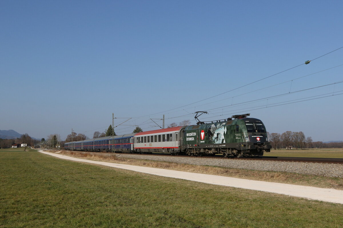1116 182  Bundesheer  mit dem  Nightjet 469  aus M�nchen kommend am 28. M�rz 2022 bei �bersee am Chiemsee.