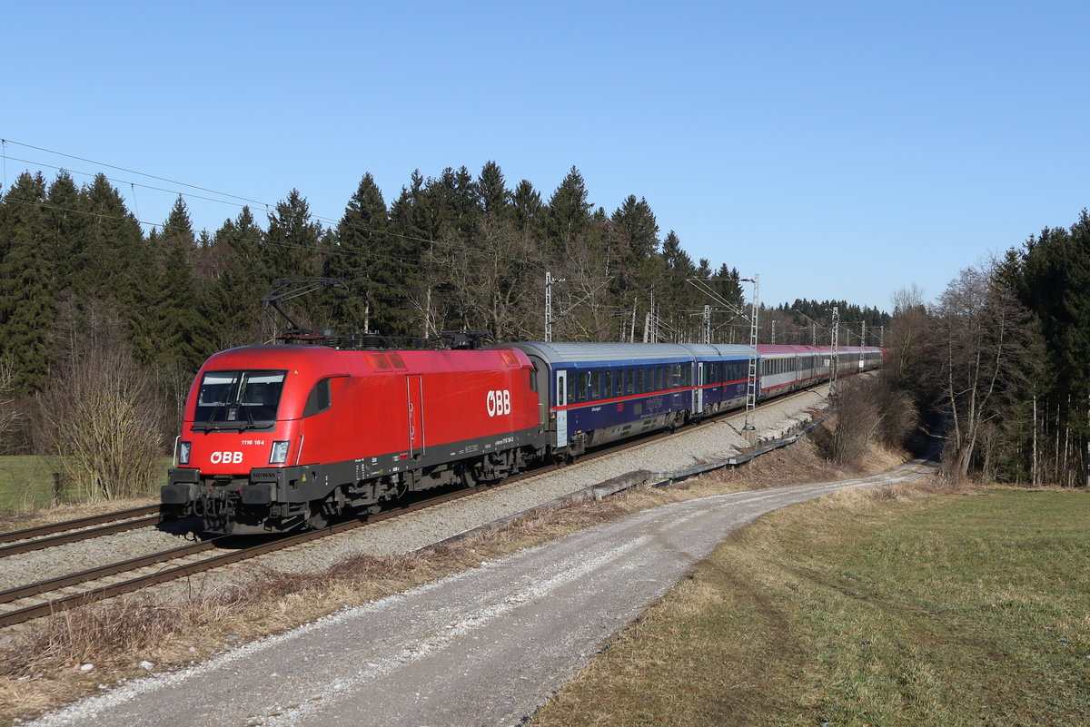 1116 184 war am 7. Februar 2020 bei Grabenst�tt schiebend an einem EC in Richtung Salzburg unterwegs.