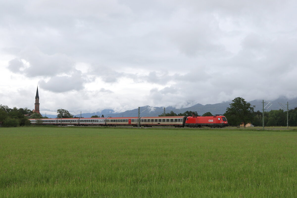 1116 191 mit einem  EC  aus Salzburg kommend am 25. Mai 2024 bei �bersee.