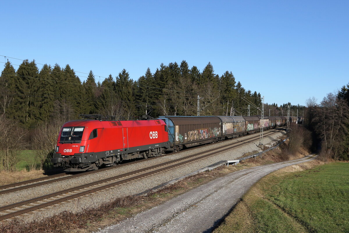 1116 192 mit Schiebewandwagen am 31. Dezember 2021 bei Grabenst�tt im Chiemgau.