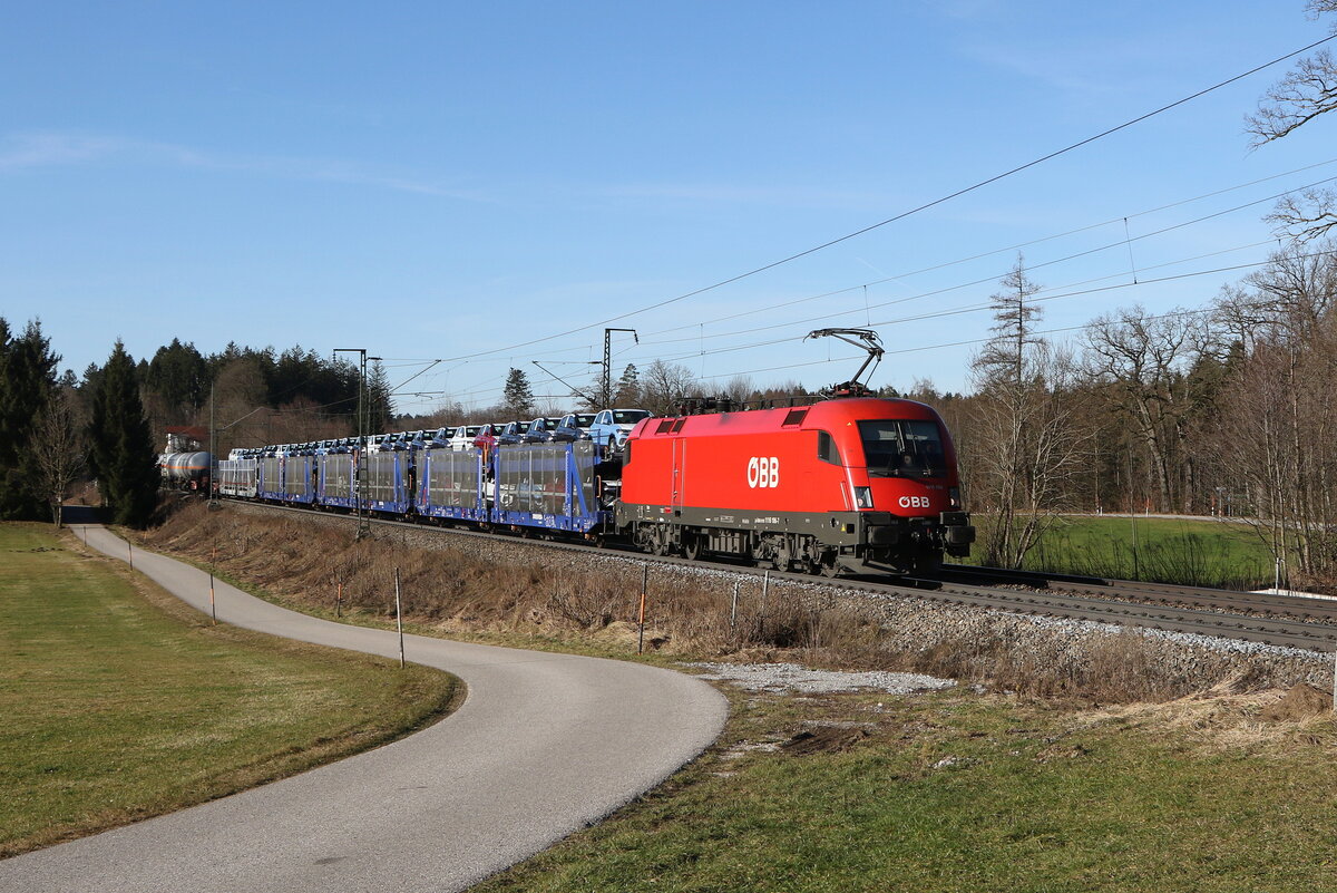 1116 196 mit einem gemischten G�terzug aus M�nchen kommend am 30. Dezember 2023 bei Hufschlag im Chiemgau.
