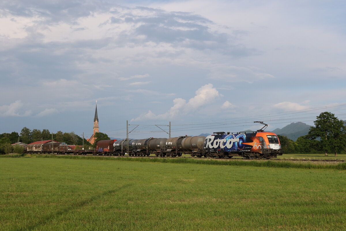 1116 199  ROCO  mit einem  Mischer  aus Salzburg kommend am 10. Juni 2021 bei �bersee am Chiemsee.
