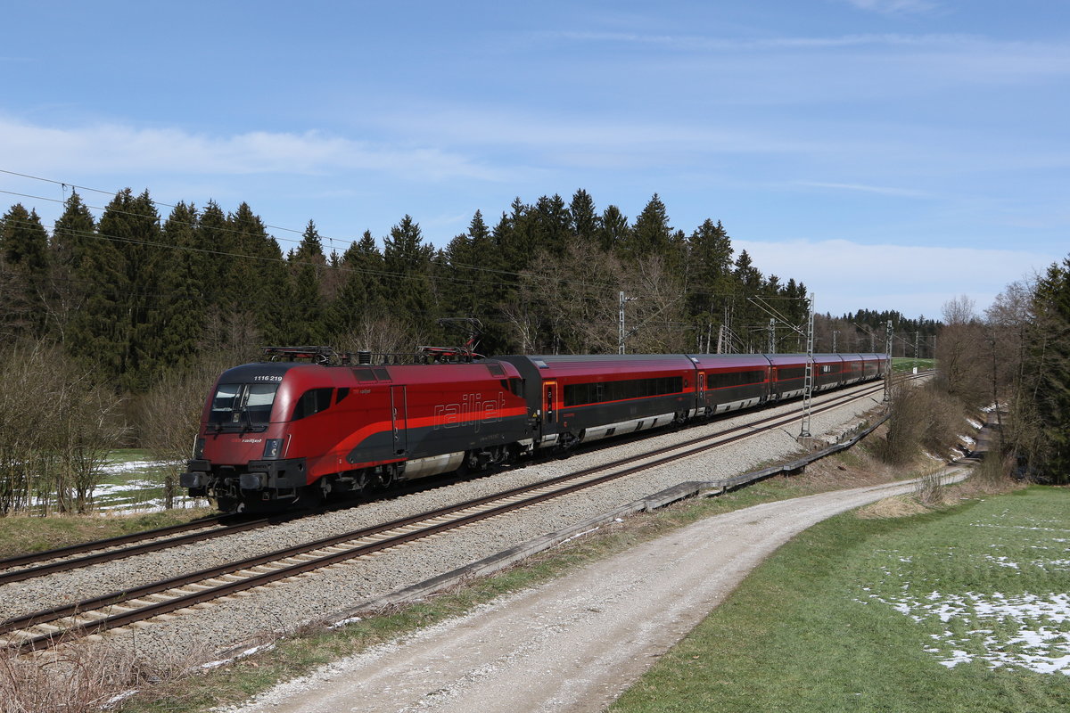 1116 219 aus Salzburg kommend am 9. April 2021 bei Grabenst�tt im Chiemgau.