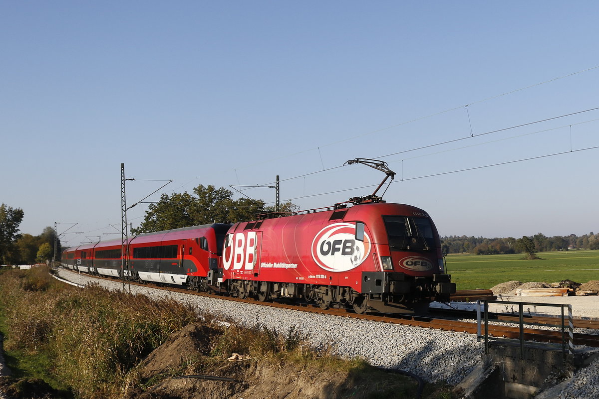 1116 225  �FB  zog am 13. Oktober 2018 einen  Railjet  in Richtung Salzburg. Aufgenommen bei Bernau am Chiemsee.