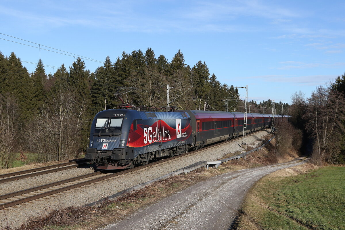1116 231  5 Geht los  schob am 27. Dezember 2021 einen Railjet in Richtung Salzburg. aufgenommen bei Grabenst�tt im Chiemgau.