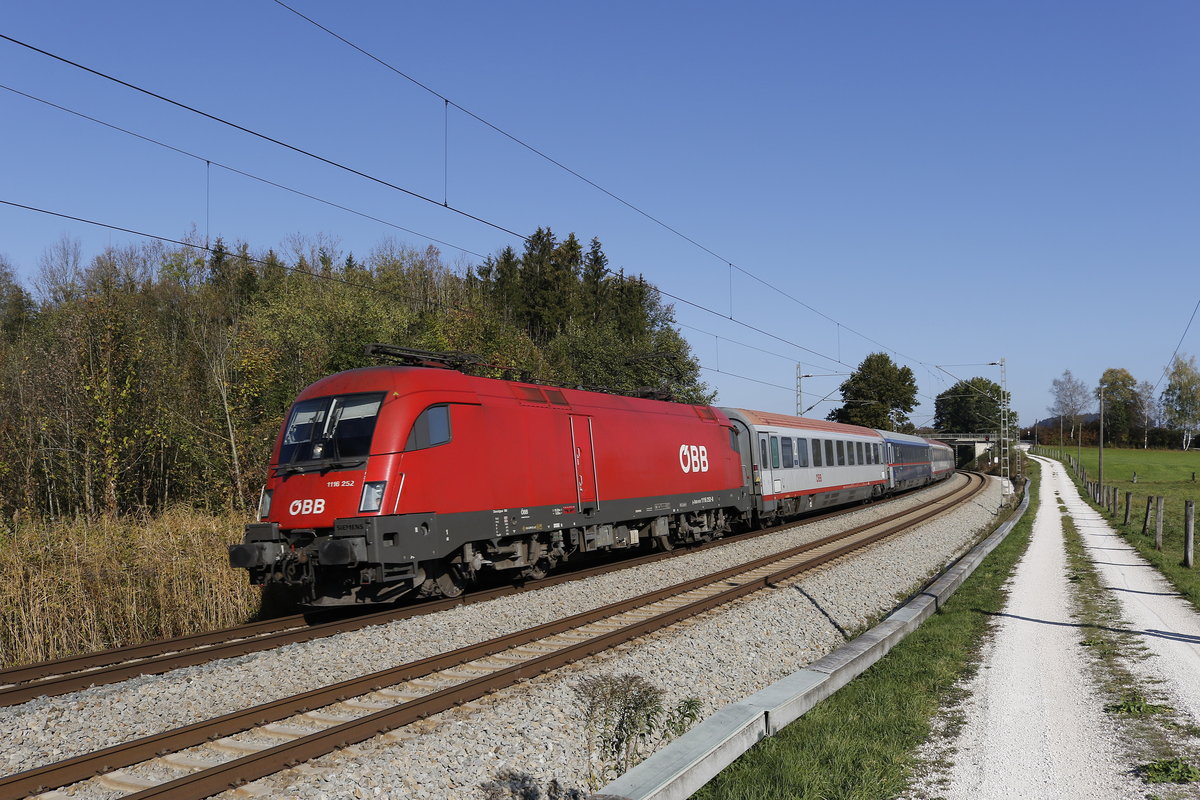 1116 252 im Einsatz vor einem  EC . Aufgenommen bei Grabenst�tt am 22. Oktober 2018.
