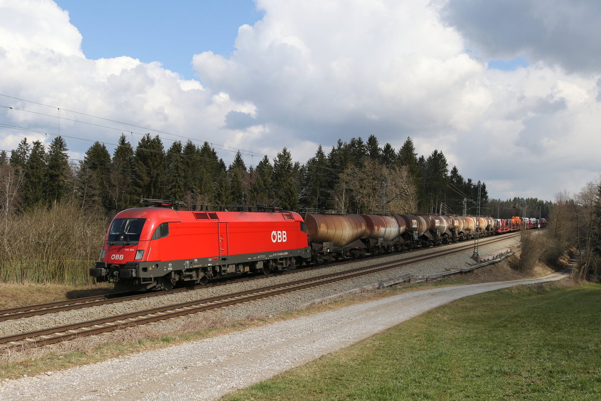 1116 263 mit einem aus Kessel- und Autotransportwagen bestehendem G�terzug aus Salzburg kommend am 31. M�rz 2020 bei Grabenst�tt.