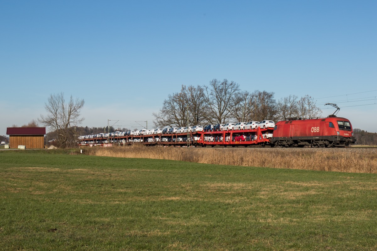 1116 269-2 mit einem Autozug aus M�nchen kommend am 5. Dezember 2015 bei Weisham.