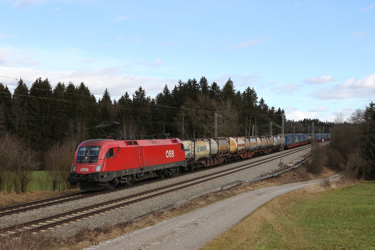 1116 275 mit einem  Mischer  aus Salzburg kommend am 4. Februar 2021 bei Grabenst�tt im Chiemgau.