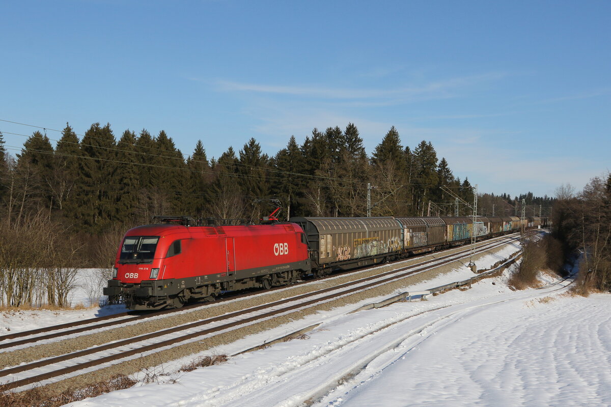 1116 275 mit  Schiebewandwagen  aus Salzburg kommend am 24. Januar 2022 bei Grabenst�tt im Chiemgau.