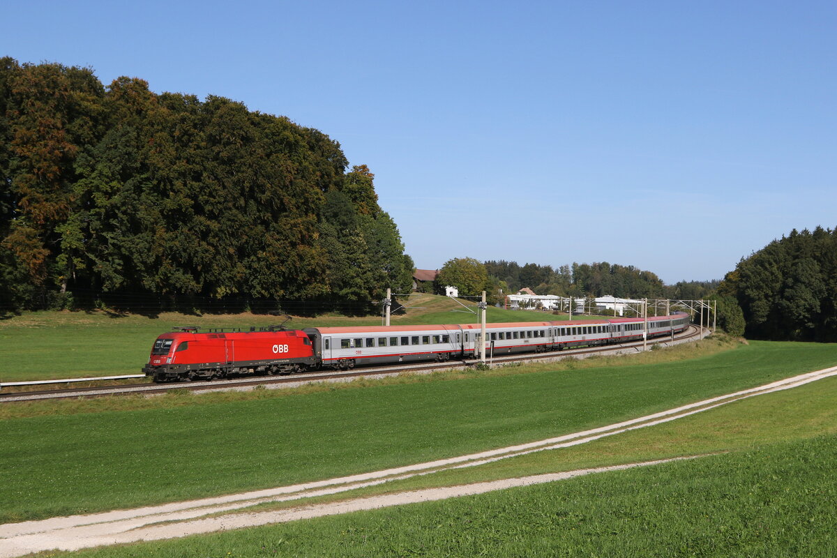 1116 281 war am 11. Oktober 2023 mit einem  EC  bei Axdorf in Richtung M�nchen unterwegs.