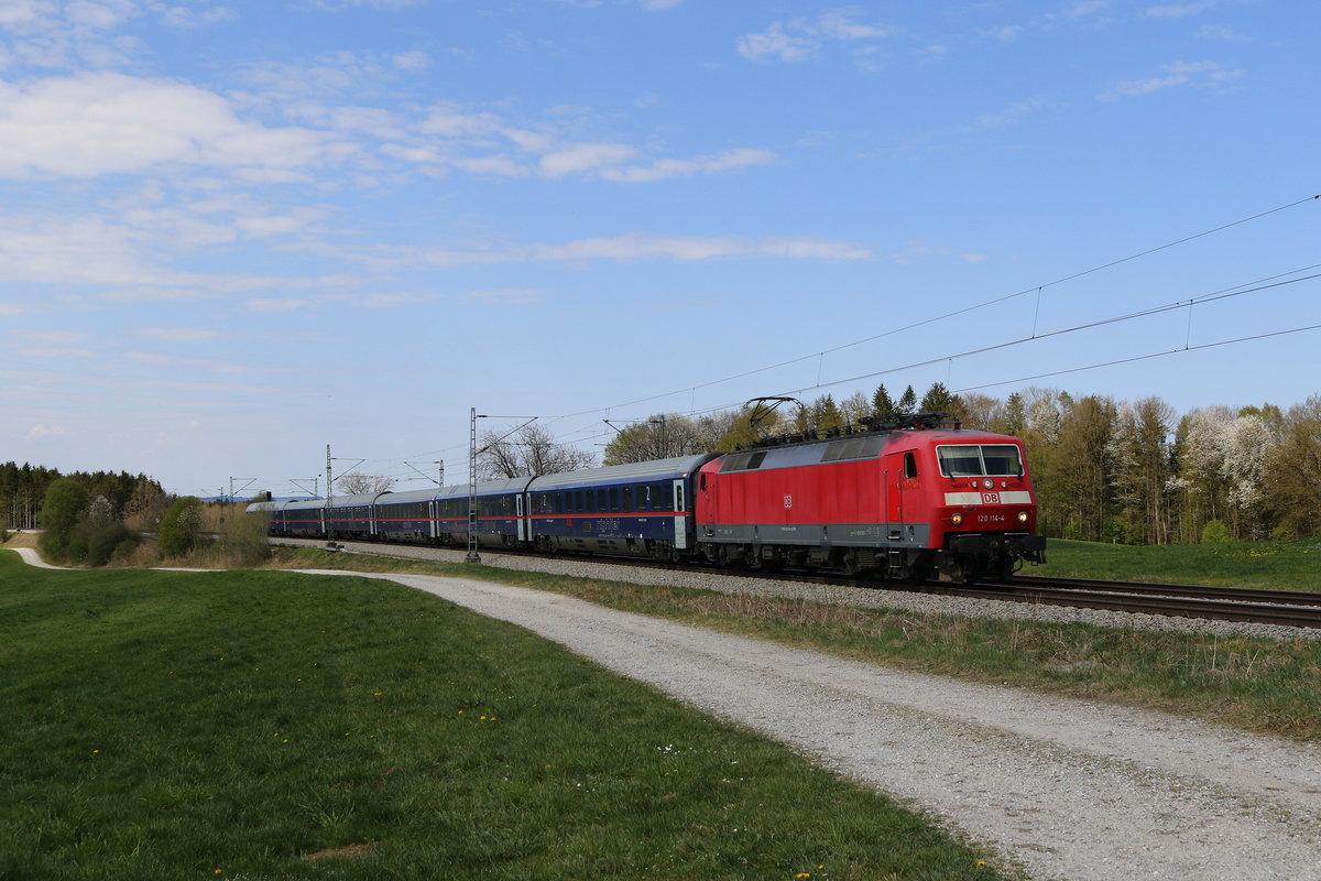 120 114 brachte am 12. April 2020 einige  Nightjet-Waggons  nach Freilassing. Aufgenommen leider mit  Fotowolke  bei Grabenst�tt im Chiemgau.