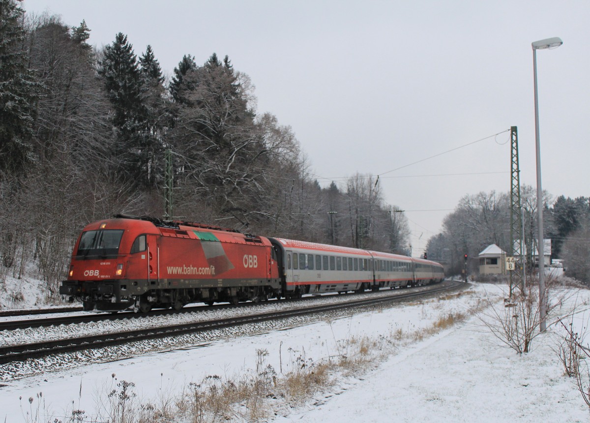 1216 011-7 am 12. Januar 2013 aus M�nchen kommend im Bahnhof von Assling.