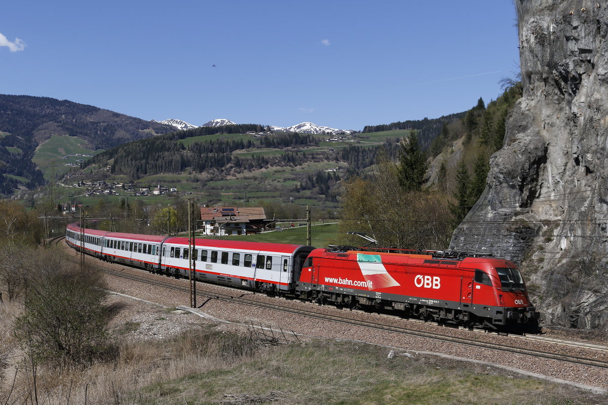 1216 011-7 auf dem Weg von M�nchen nach Verona. Aufgenommen am 8. April 2017 kurz nach Sterzing.