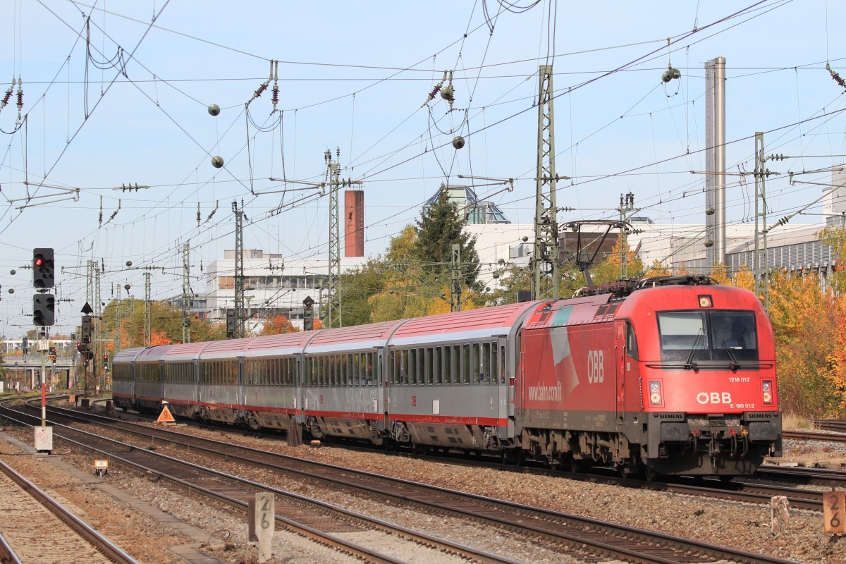 1216 012-5 am 21. Oktober 2013 vom Hauptbahnhof kommend in M�nchen-Heimeranplatz.