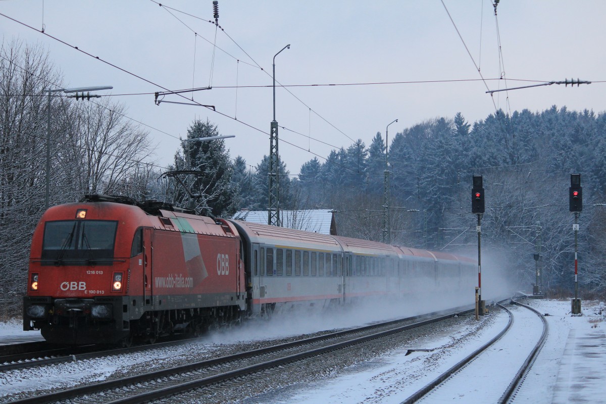 1216 013-3 durchf�hrt am 12. Januar 2013 den Bahnhof von Assling in Richtung M�nchen.