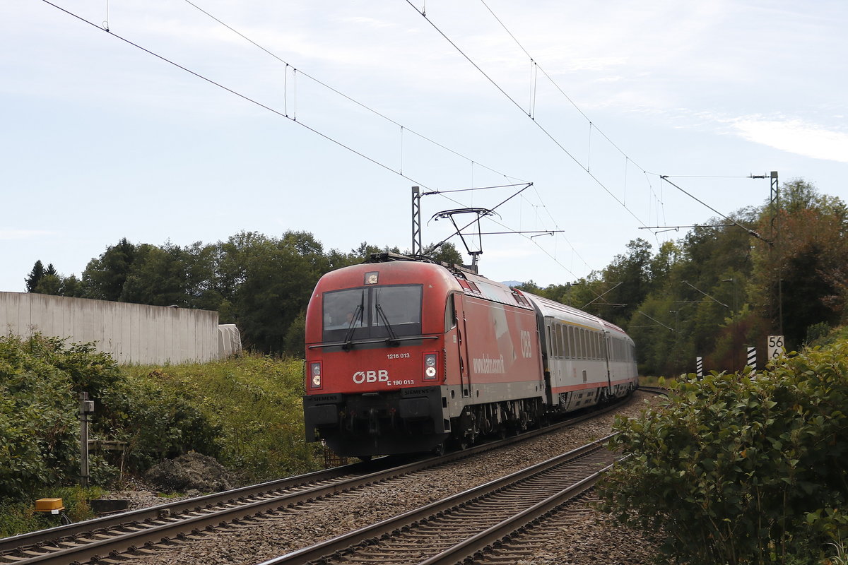 1216 013 war am 20. Oktober 2017 bei Vogl in Richtung M�nchen unterwegs.