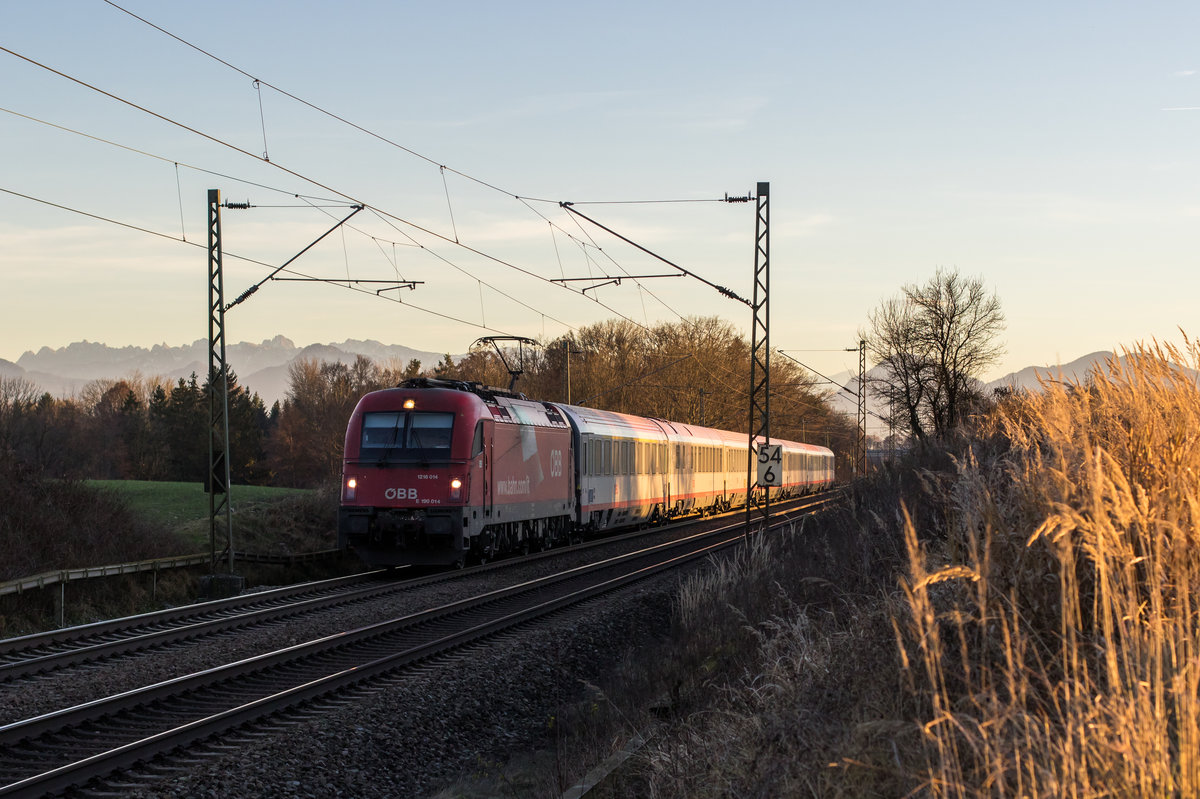1216 014 auf dem Weg nach M�nchen am 10. Dezember 2016 bei Hilperting.