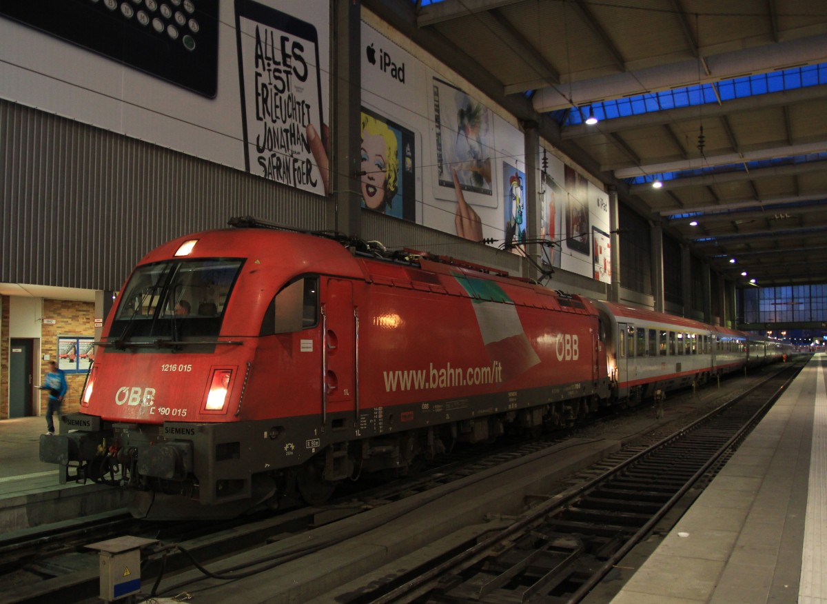 1216 015-8 kurz nach der einfahrt am 26. August 2013 in den M�nchner Hauptbahnhof.