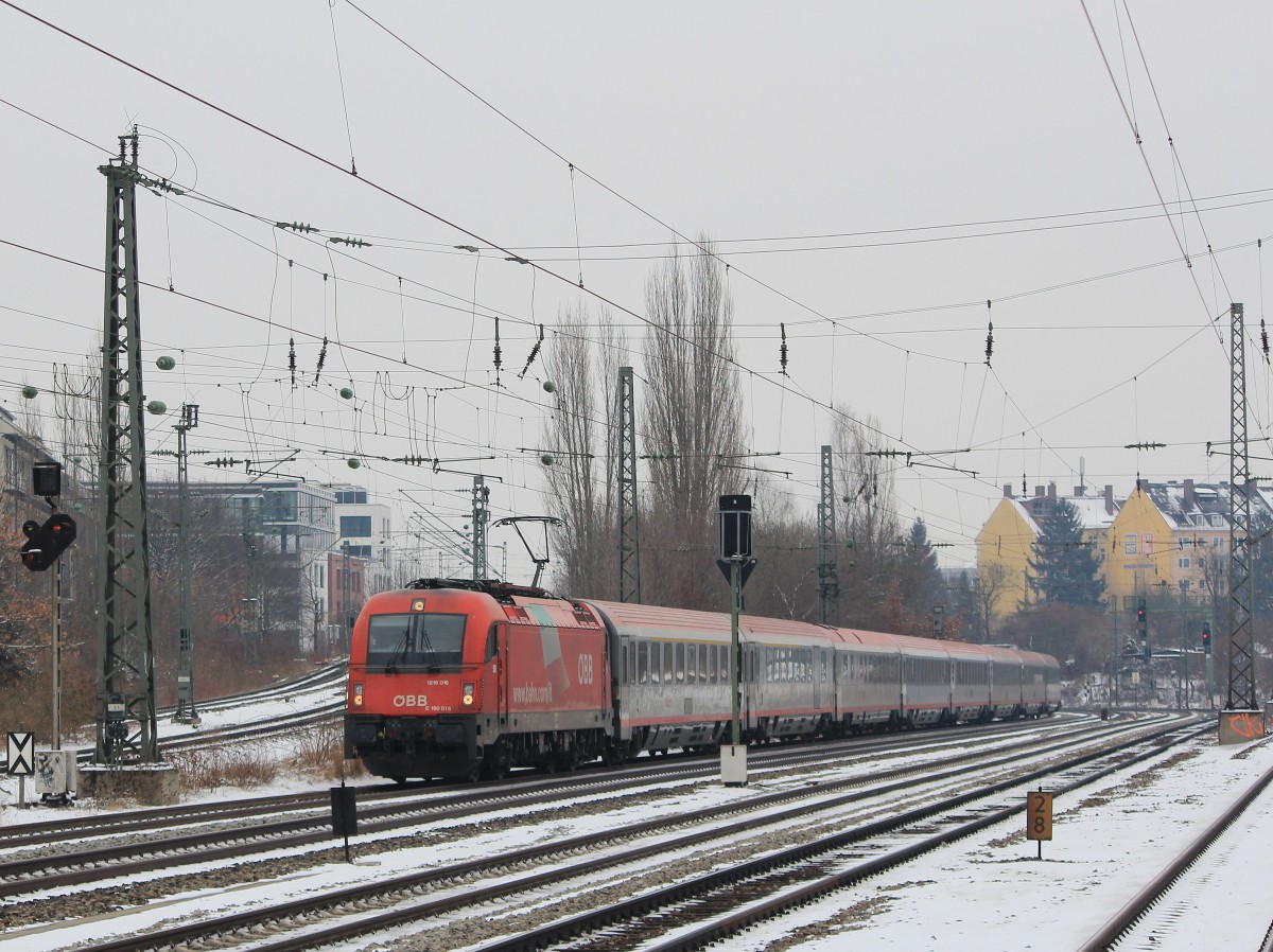 1216 016-6 ist am 27. M�rz 2013 auf dem Weg zum M�nchner Hauptbahnhof. Aufgenommen am Heimeranplatz in M�nchen.