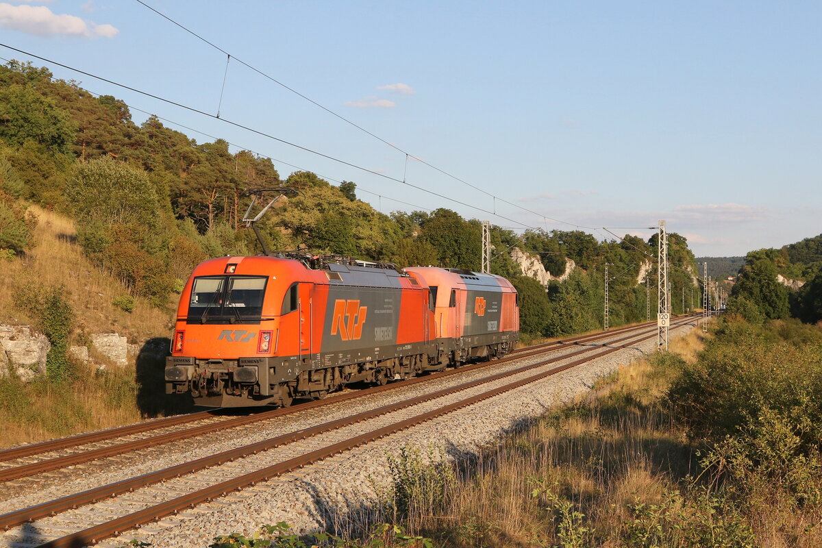 1216 901 und 2016 905 am 9. August 2022 bei Hagenacker im Altm�hltal.