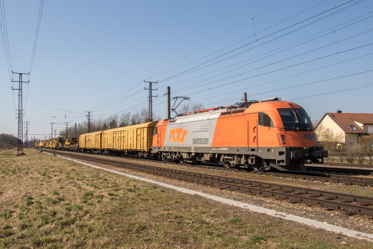 1216 902-7 mit einem Bauzug am 18. M�rz 2015 im Bahnhof von Viehofen.