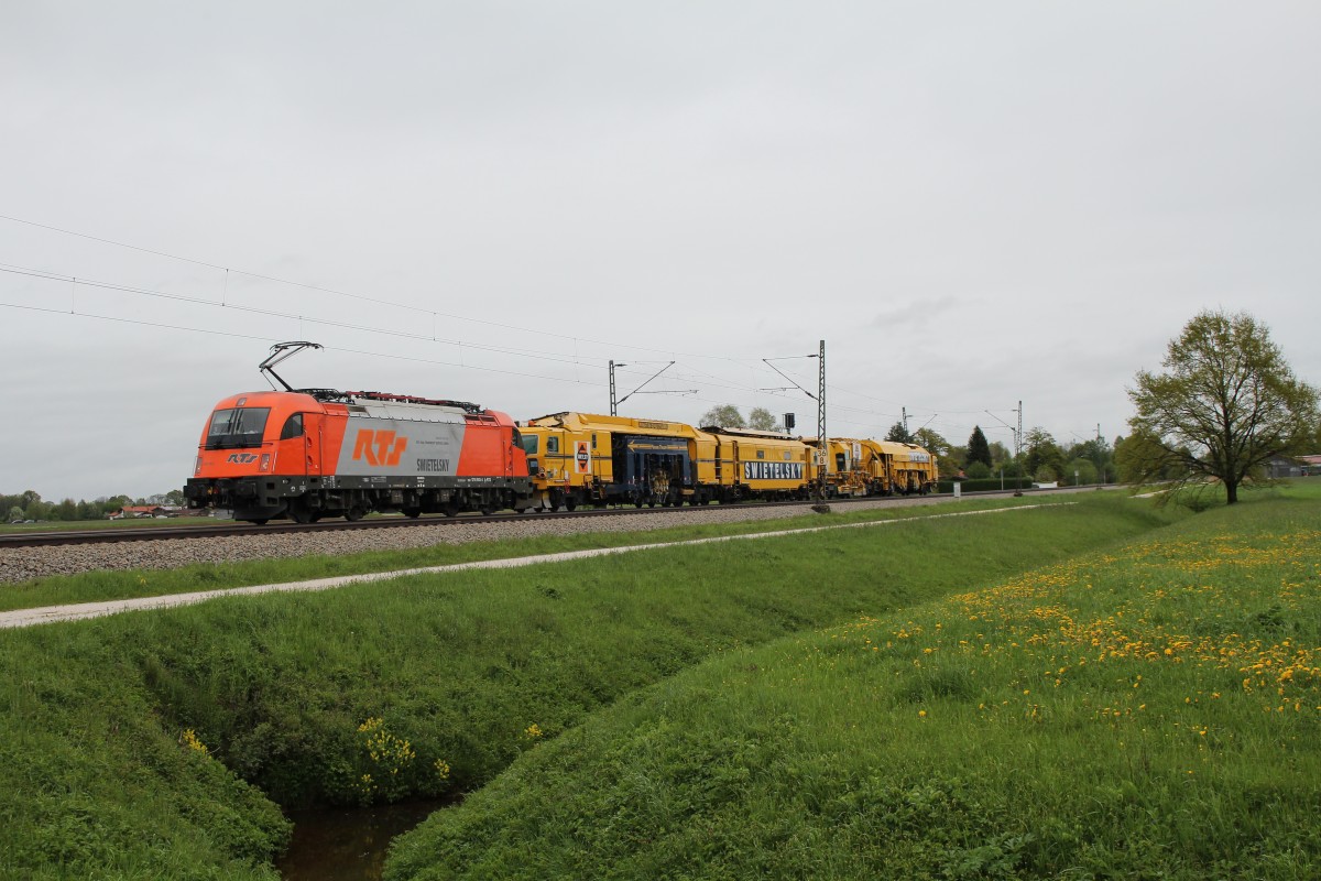 1216 903 am 3. Mai 2015 mit einem Bauzug bei �bersee am Chiemsee.