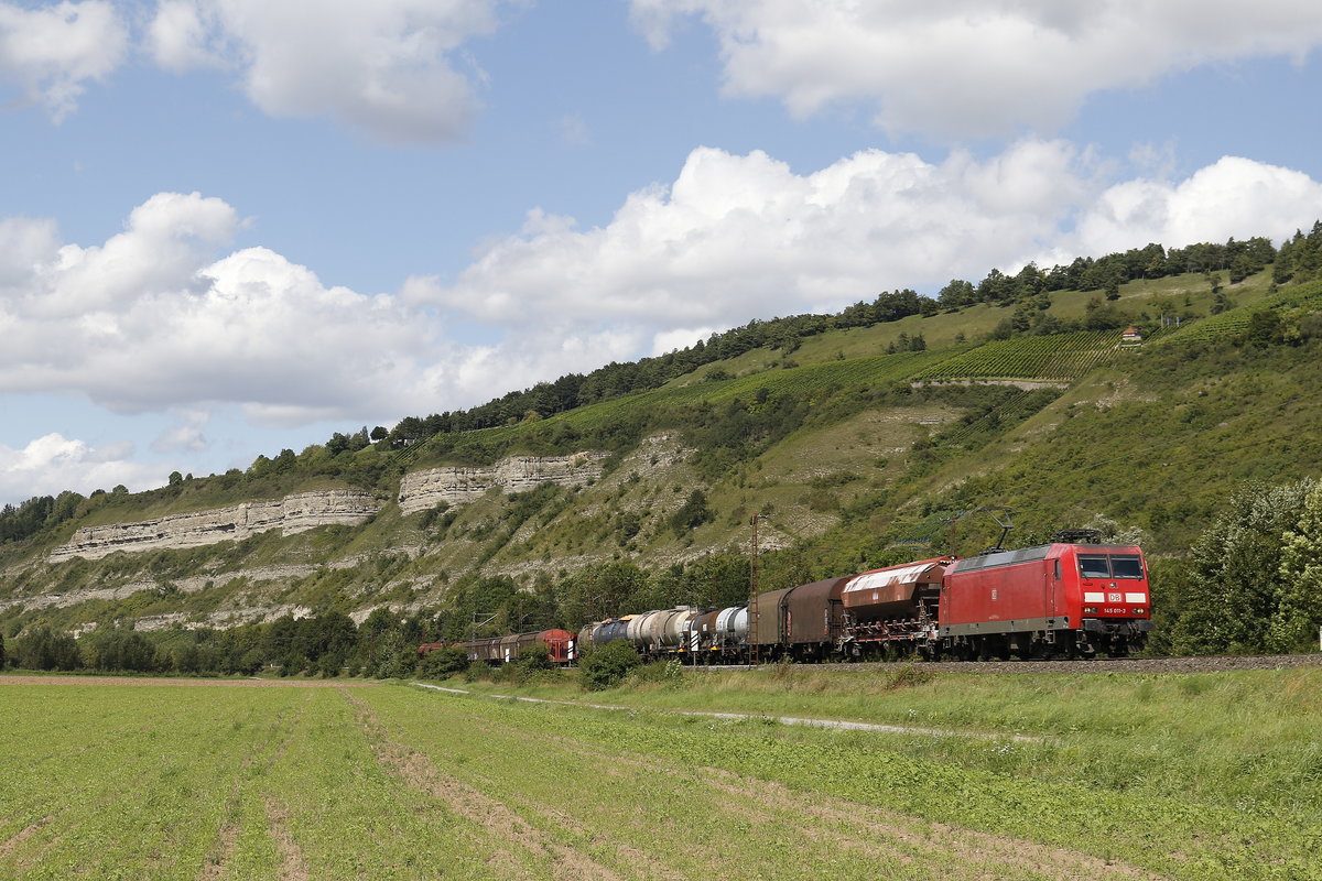 145 011-3 war am 19. August mit einem gemischten G�terzug bei Th�ngersheim in Richtung W�rzburg unterwegs.