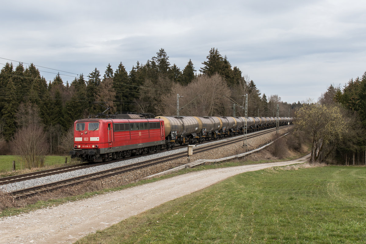 151 016-3 mit einem Kesselwagenzug aus Freilassing kommend am 28. M�rz bei Sossau.