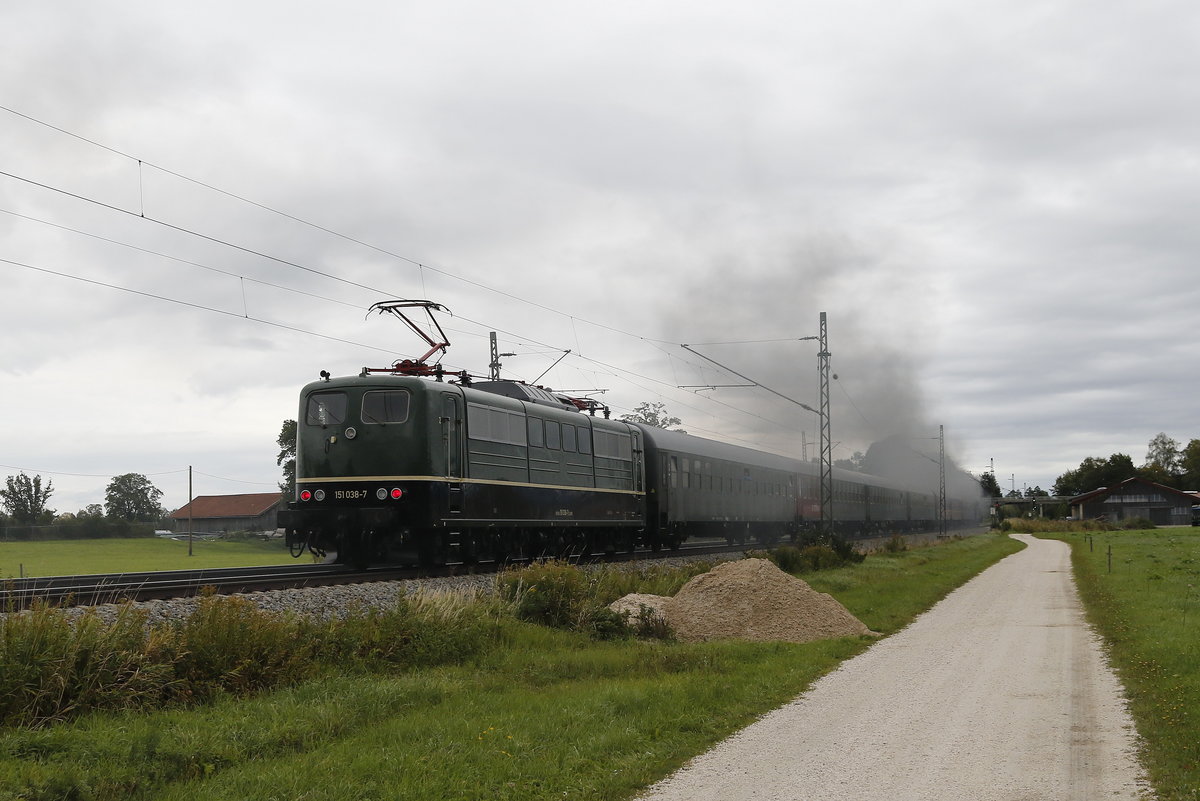 151 038 war als Schublok am Sonderzug nach Freilassing im Einsatz. Aufgenommen am 3. Oktober 2018 bei �bersee.
