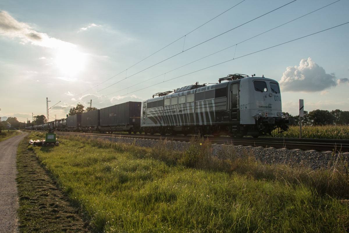 151 074 am Zugende eines G�terzuges am 9. September 2015 bei �bersee.
