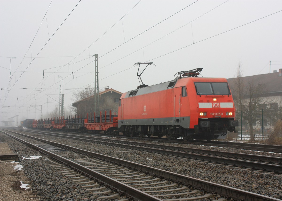 152 037-8 im Nebel am 2. Februar 2014 im Bahnhof von �bersee am Chiemsee.