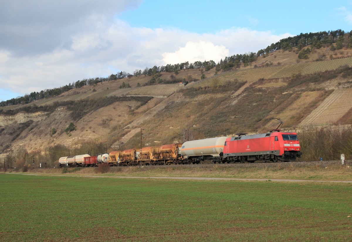 152 059-2 bef�rdert am 20. Februar 2014 einen gemischten G�terzug bei Th�ngersheim durch das Maintal.