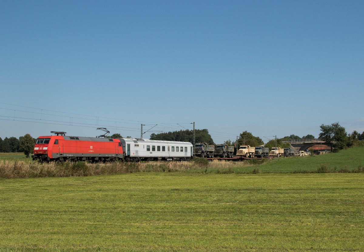 152 090 mit einem Milit�rzug aus Salzburg kommend am 11. September 2015 bei Bad Endorf.