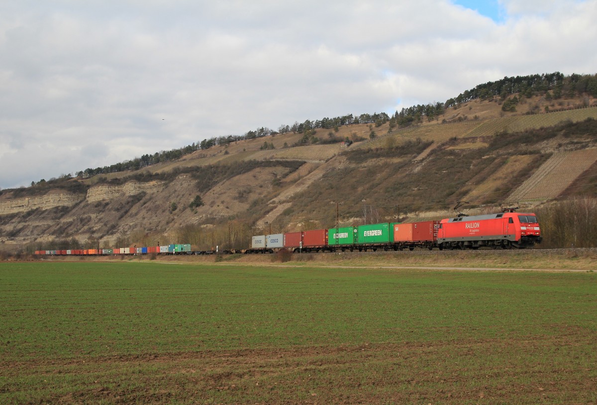 152 110-3 zieht am 20. Februar 2014 einen Containerzug bei Th�ngersheim durch das Maintal.
