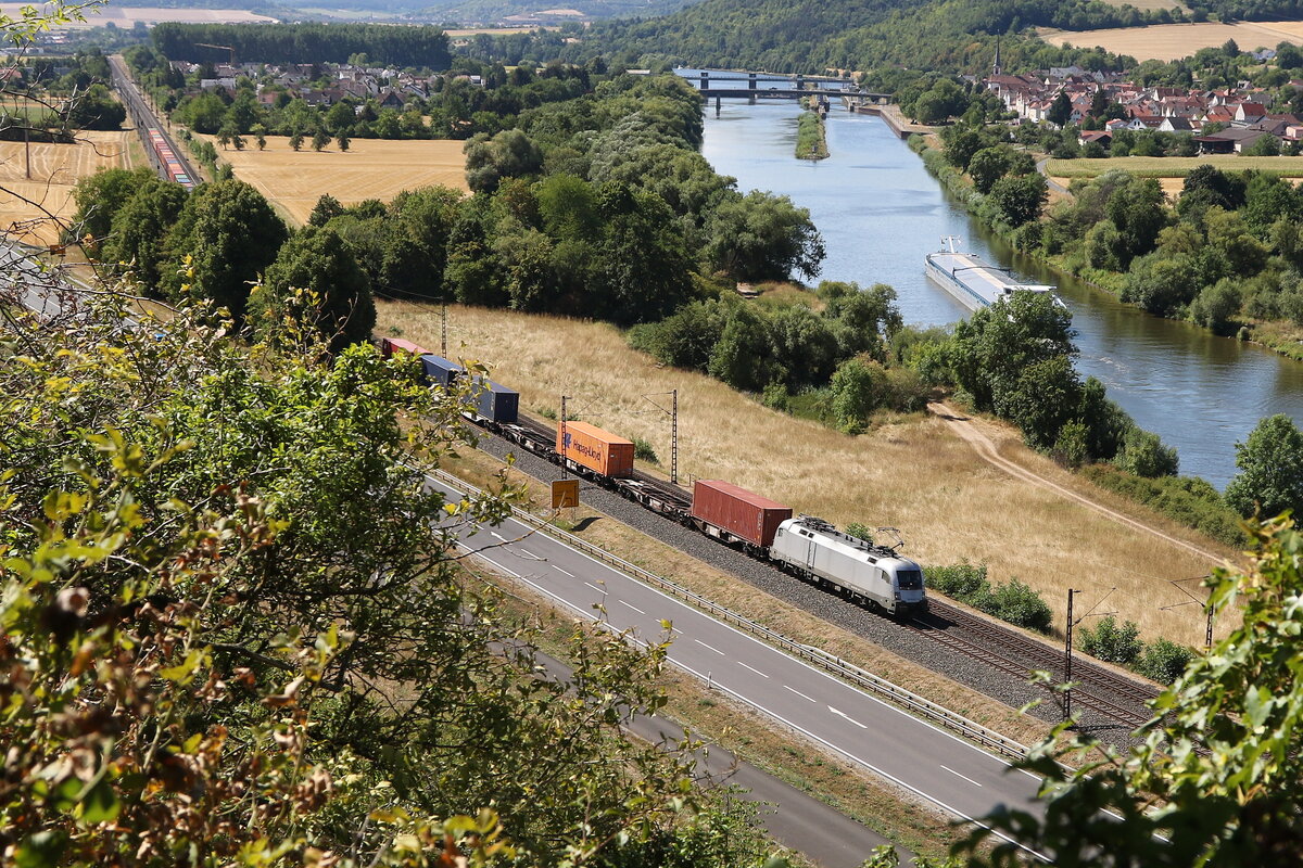 182 101 mit einem Containerzug aus W�rzburg kommend am 6. August 20222 bei Himmelstadt.
