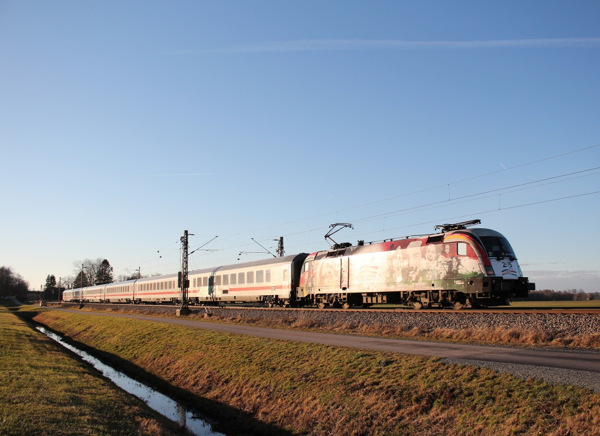 182 521-5 mit dem  IC K�nigssee  auf dem Weg nach Freilassing am 23. Dezember 2015 bei �bersee.