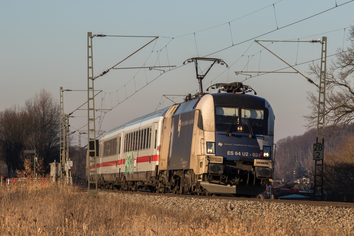 182 524 war am 29. Dezember 2015 bei Weisham mit dem  IC K�nigssee  in Richtung Freilassing unterwegs.